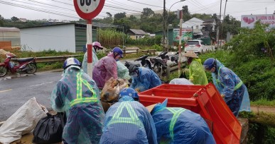 Đà Lạt ra quân phân loại, thu gom rác thải nông nghiệp